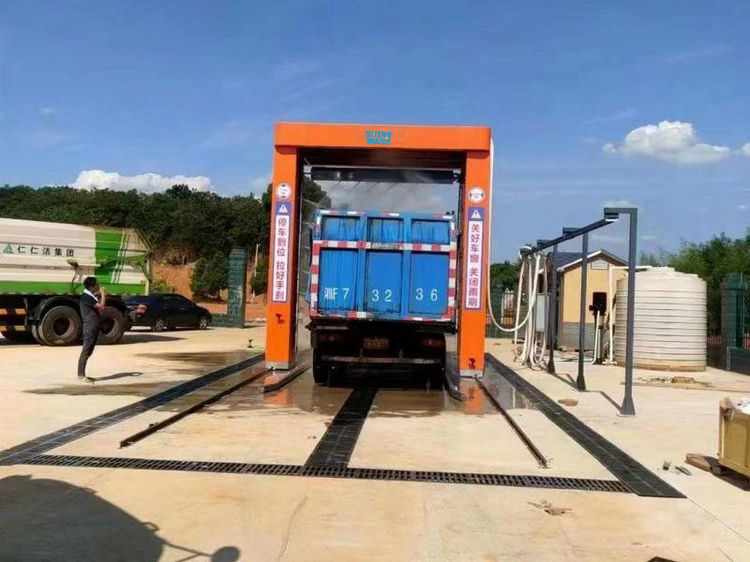 Sistema di lavaggio auto in autobus a cavalletto