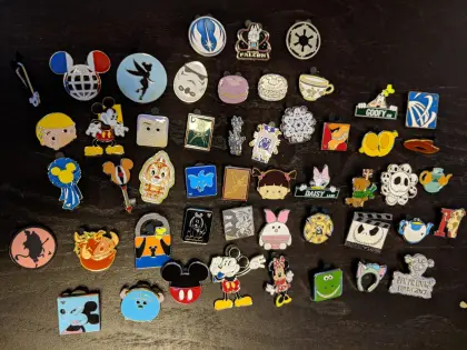 High-Quality Gold Metal Hard Enamel Lapel Pins: Custom Shakespeare-themed Souvenirs from China