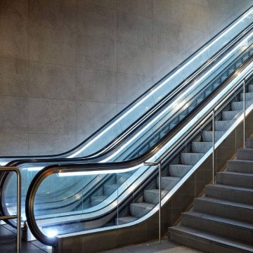 Centro comercial comercial de alta seguridad y escaleras mecánicas del hospital