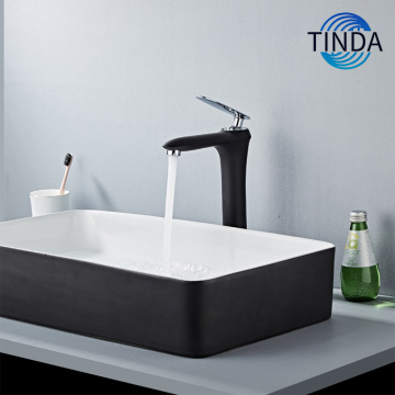 現代の魅力を持つスタイリッシュなキッチンウォーターファーセット