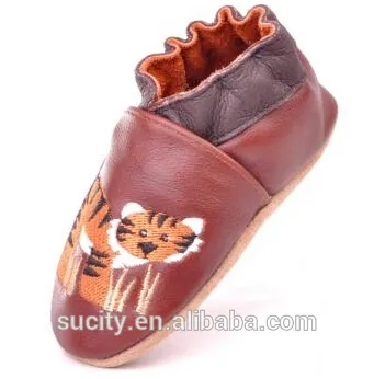 china baby leather shoe with tiger embroidered