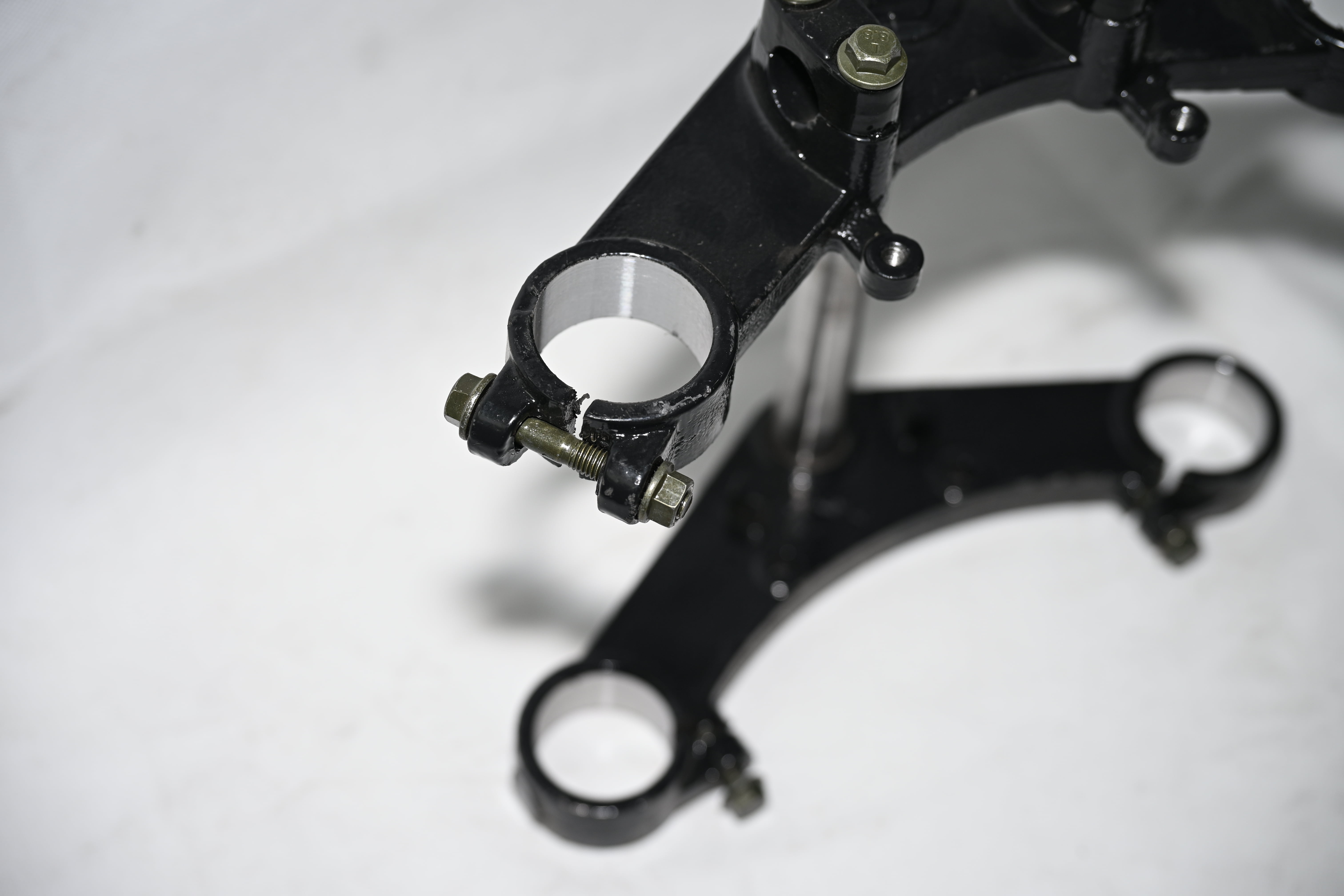 Fork clamp installed on a delivery tricycle loaded with goods