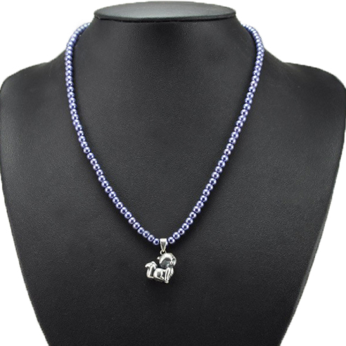 Collier de petites perles bleues avec pendentif renard