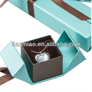 Unique collapsible necklace jewelry box