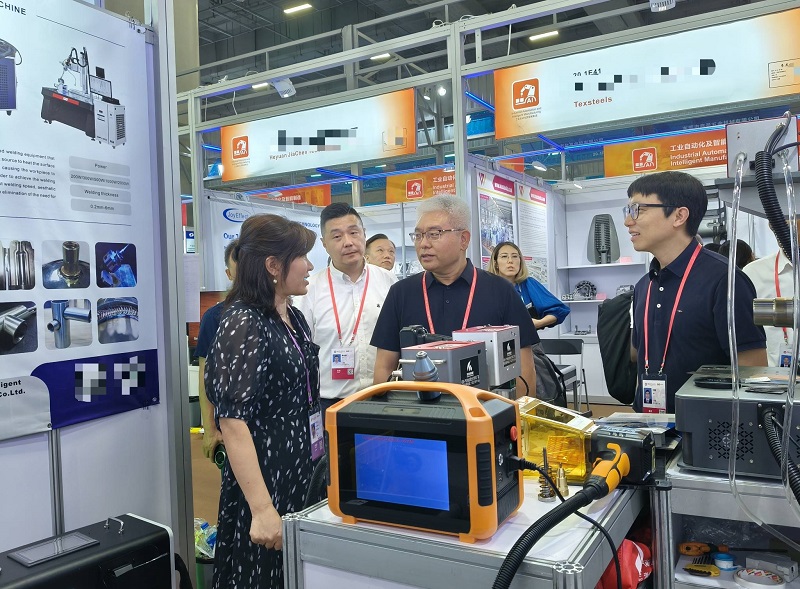 The Chuke Intelligent booth at the 138th Canton Fair was incredibly popular, with Beibei District leaders providing on-site guidance and promoting its development