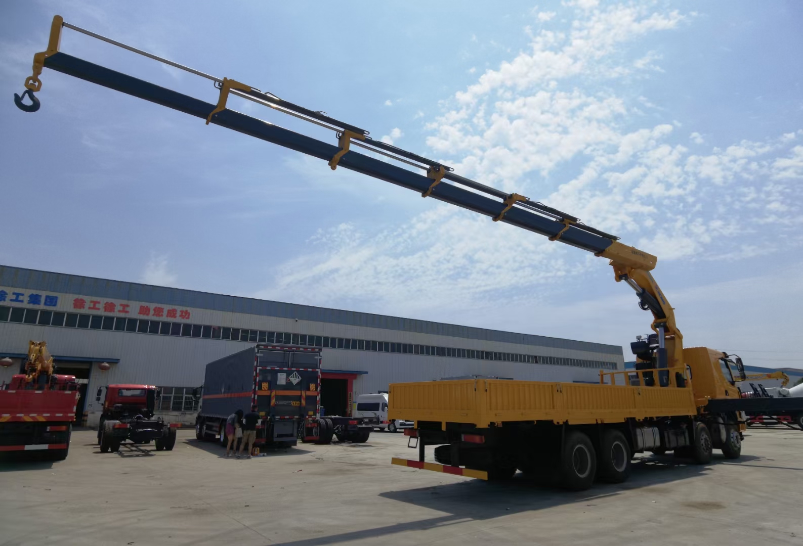 HOWO brand 8X4 mounted XCMG crane