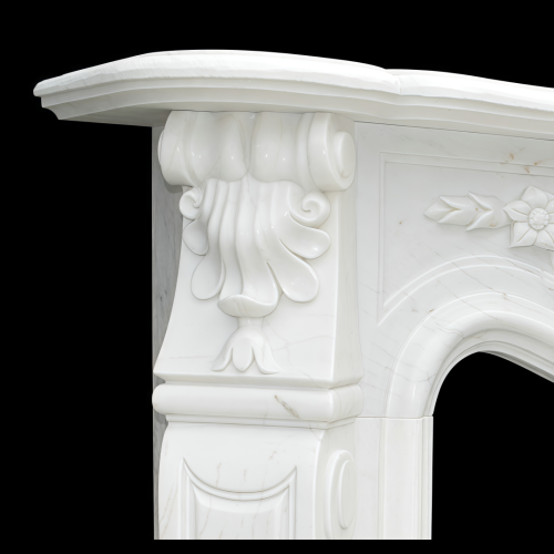 Elegante chimenea de piedra blanca con tallas detalladas