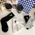 P- 레터 자수 양말, 여성 고등학교 튜브 양말, INS 대학 스타일