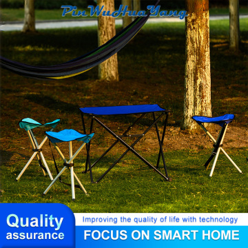 Banco compacto de três pernas para espaços pequenos