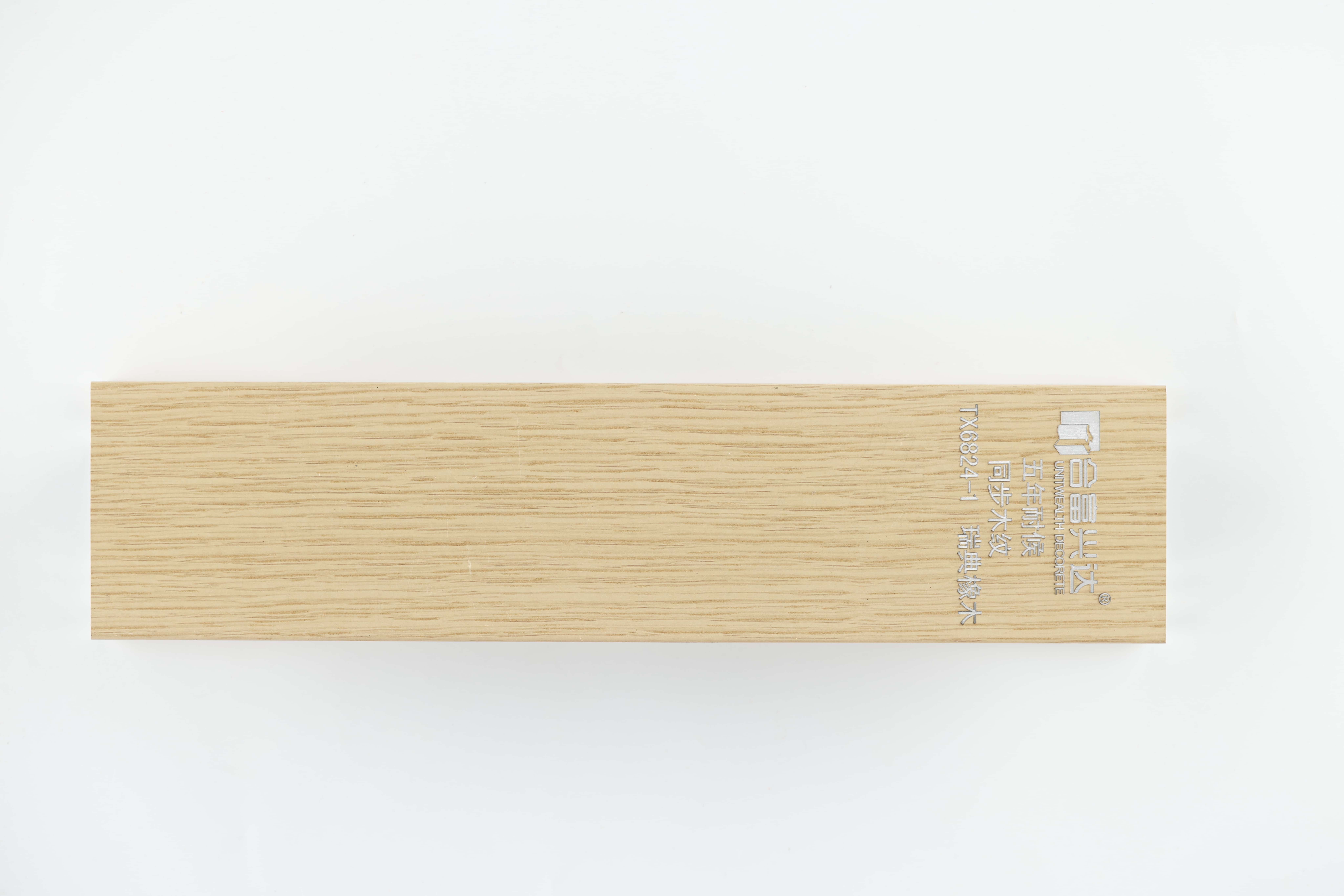 हल्के स्वीडिश ओक प्राकृतिक स्पर्श सतह की बनावट को बंद करें