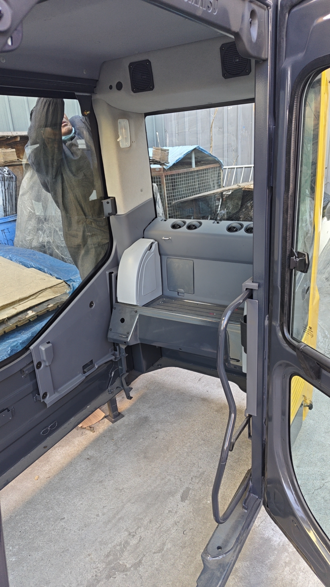 PC200 excavator closed cabin (3)