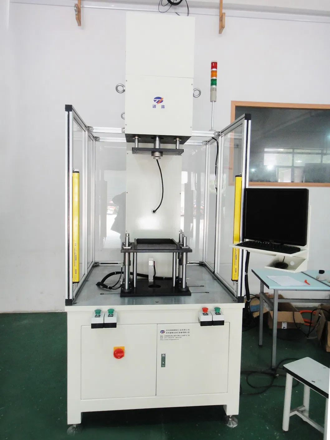 Зборка кампанентаў мікра рухавіка і сервопривода, на прэс