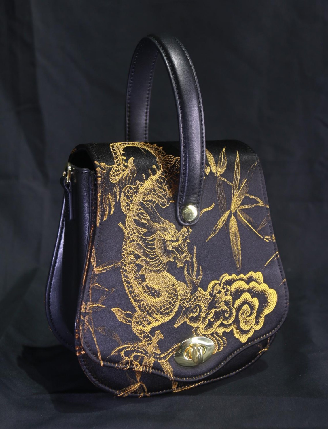 Bolso tote de lujo de seda negra con dragón dorado