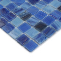 Mosaïque de verre adhésif à l'extérieur de la piscine blues carreaux