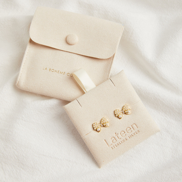 Sachets de bijoux en microfibre en suède en velours beige avec cartes