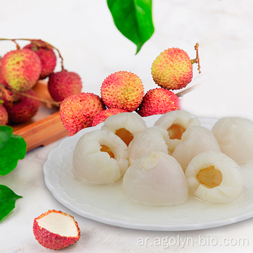 فاكهة Lychee الطبيعية في ضوء شراب الفاكهة المعلبة