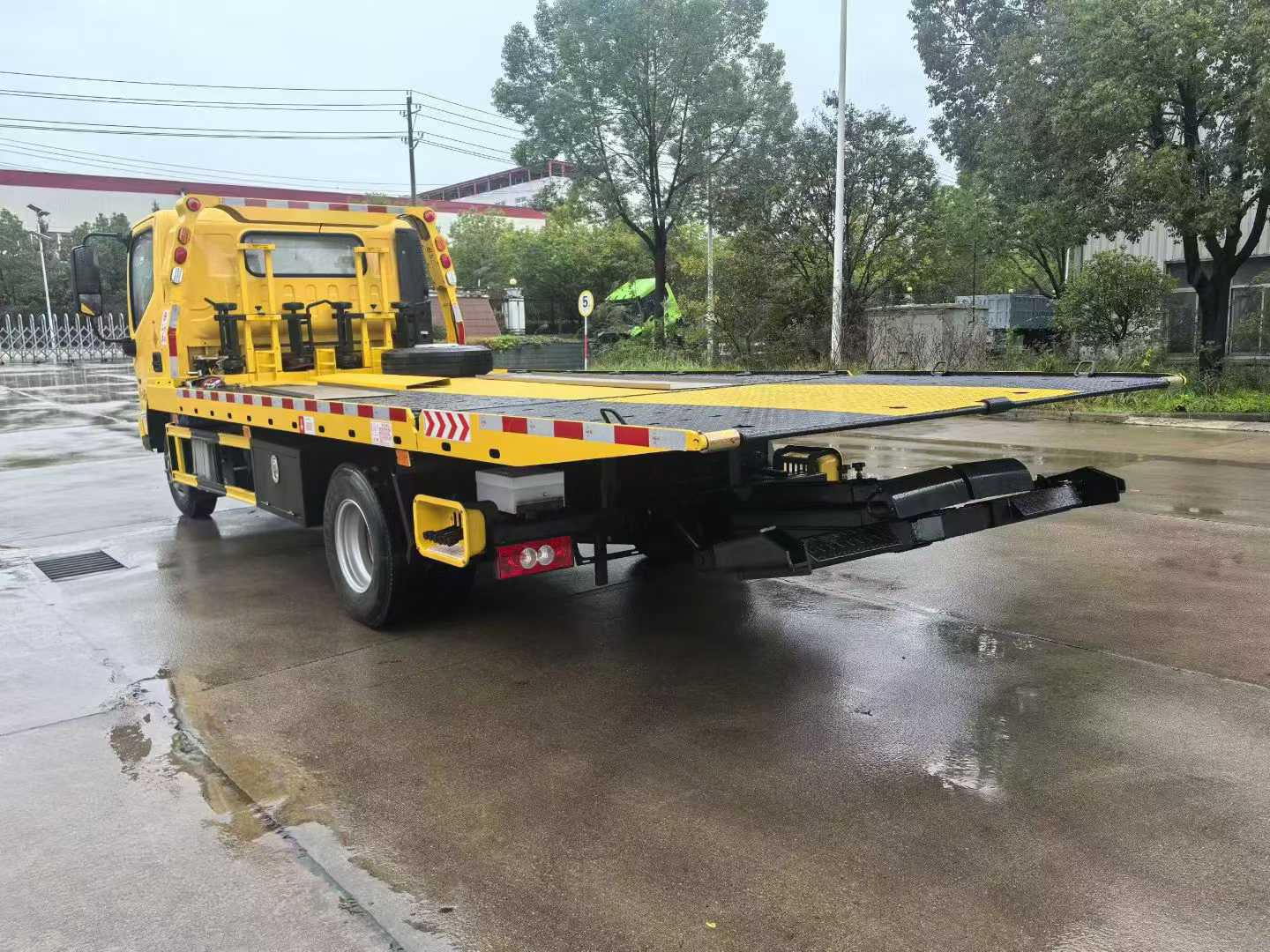 Versatile Flatbed Transport Vehicle