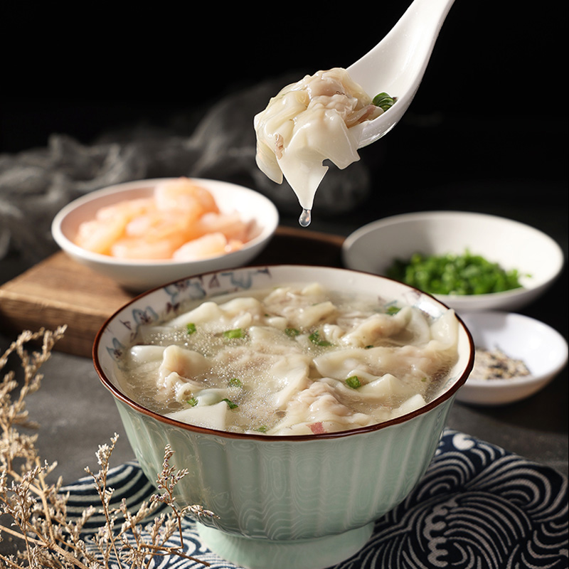 Маленькие вонтоны из свежих креветок и свинины, приготовленные вручную