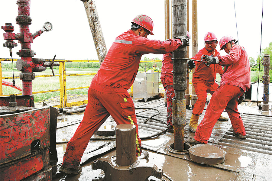 Daqing Oilfield workers handle a rig during drilling operations.