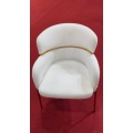 Silla decorativa moderna con cómoda estructura de respaldo alto
