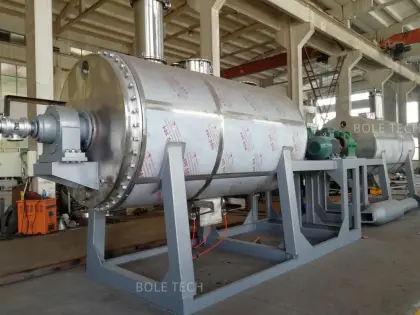 Energy saving vacuum rake dryer for paste materials