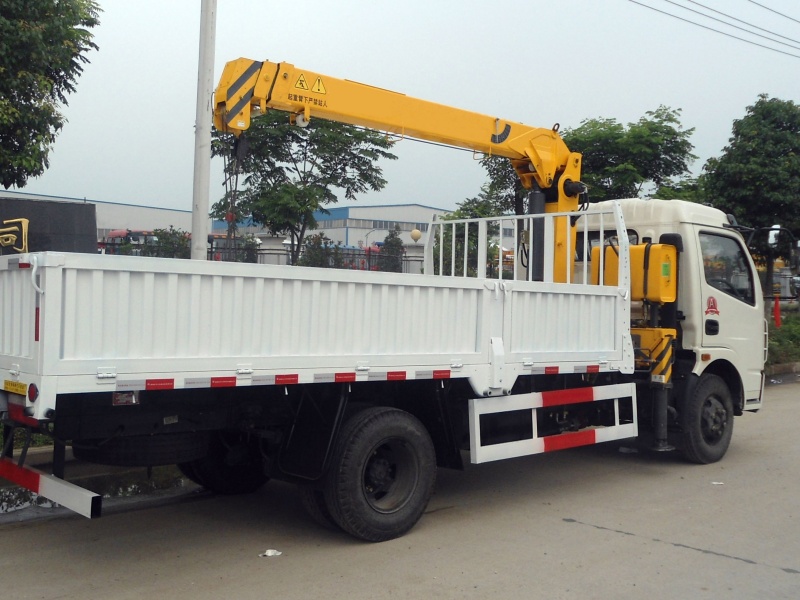 Dongfeng 140HP diesel engine crane transport truck
