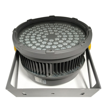 Flood light with die-cast aluminum housing