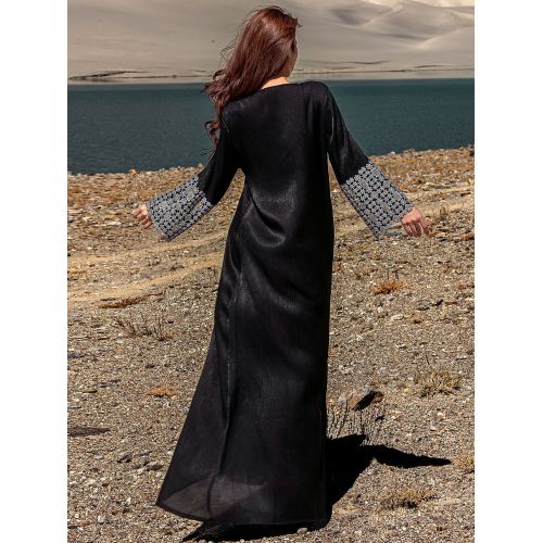 لباس عبای مشکی با جزئیات کریستال دوزی شده