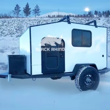 Campeurs de camping-car avec équipement moderne