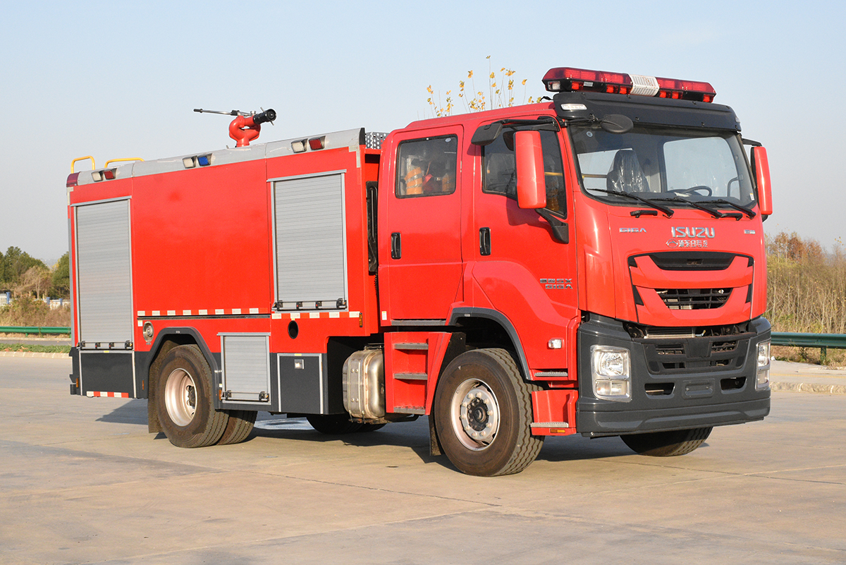 ISUZU GIGA 6000L water foam fire truck