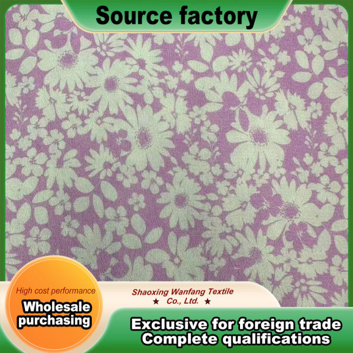 Pembe tabanda beyaz çiçekler