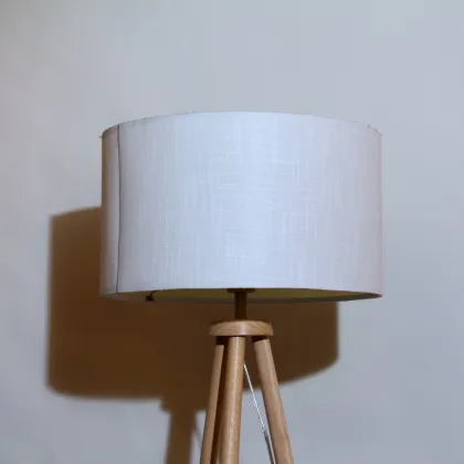 American-style solid wood three-legged floor lamp