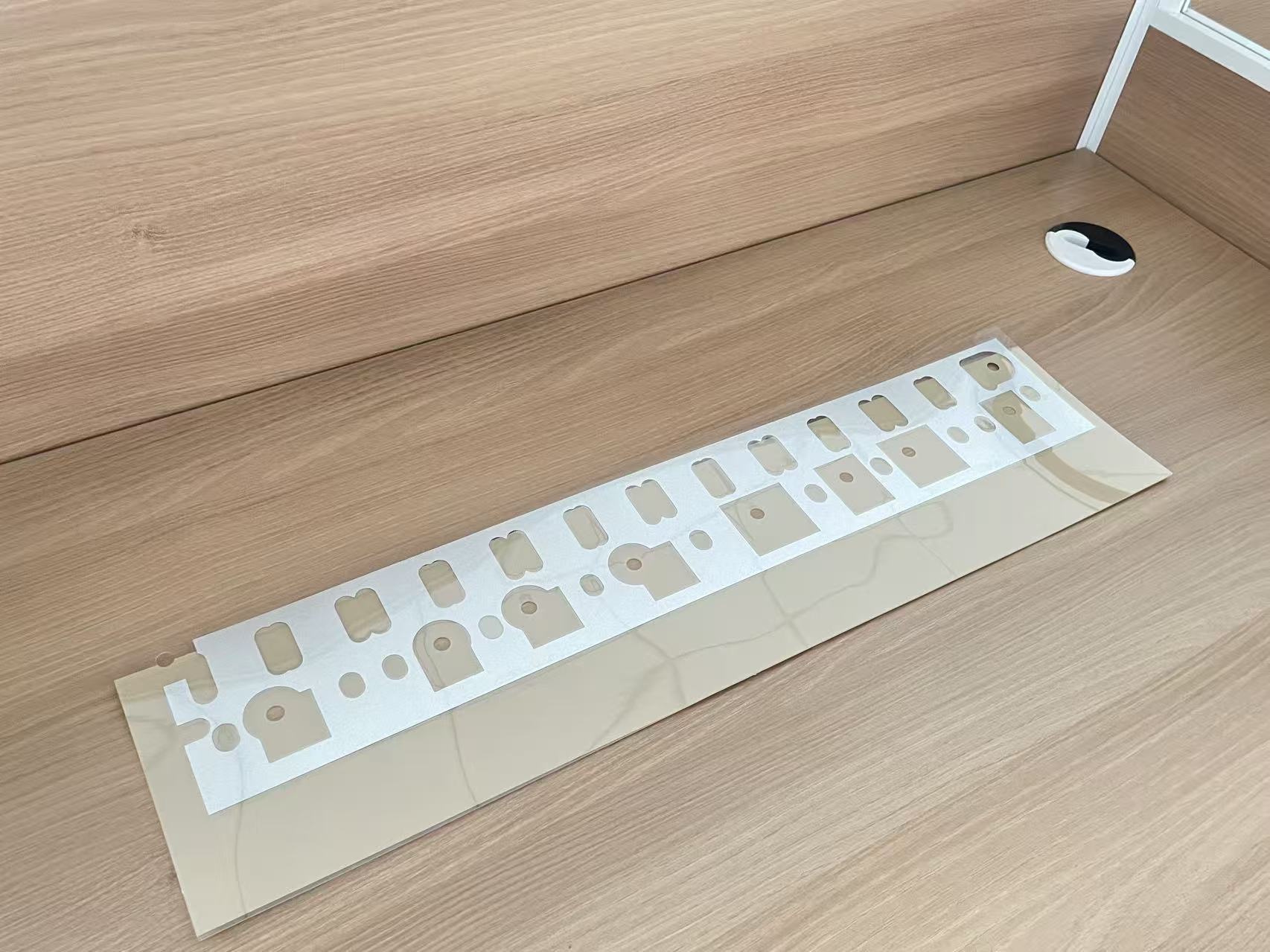 Feuilles décoratives pour boîtiers d'appareils électriques