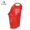 Cesta de compras con ruedas de color rojo en la tienda minorista