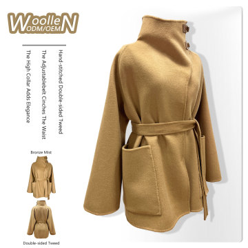 เสื้อโค้ทผ้าขนสัตว์คู่ทวีดคู่กับหัวเข็มขัดหนังและปกกว้าง