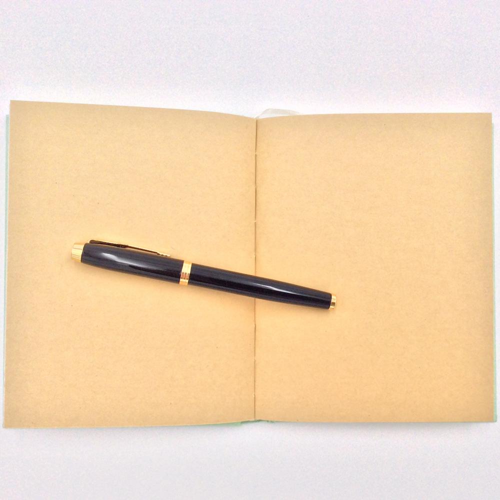 Cuaderno plano de papel con gráfica.