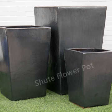 Bultuhang malalaking itim na glazed plant pots.