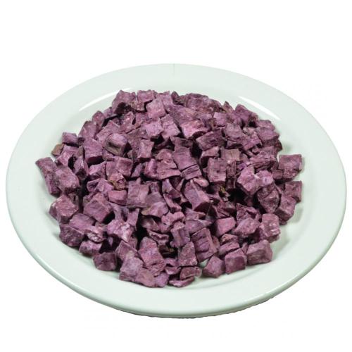 Getrocknete lila Kartoffeln nicht gekochte rohe Kartoffeln