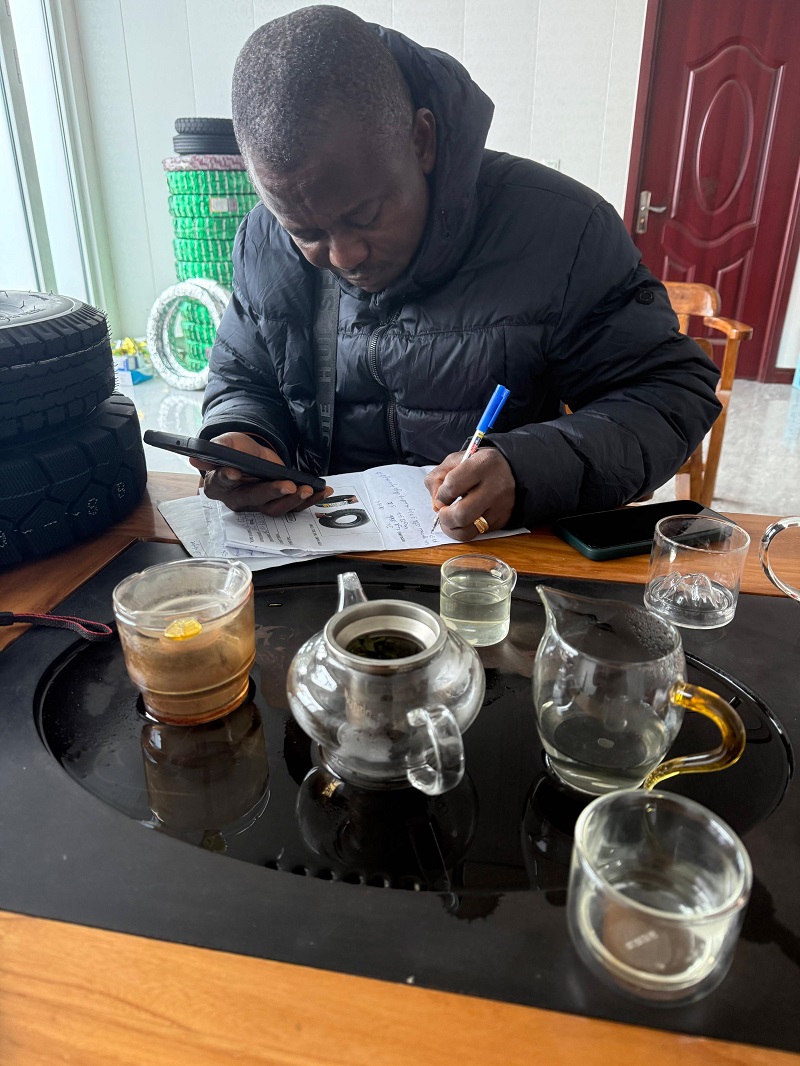 Angolan customers visited the Ruisilaifu factory and secured two 40-foot container orders for its LKL brand