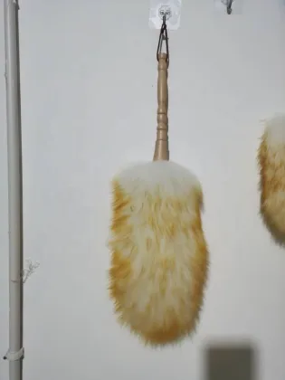 China Factory Direct Sale Natural Feather Wool Duster Wooden Handle Lambswool Duster