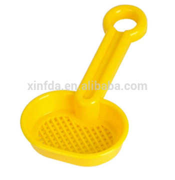 High quality promotion summer children gifts plastic mini sieve tool beach sand toy