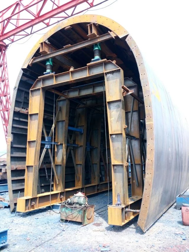 鉄道用型枠システムのトンネルライニングトロリー