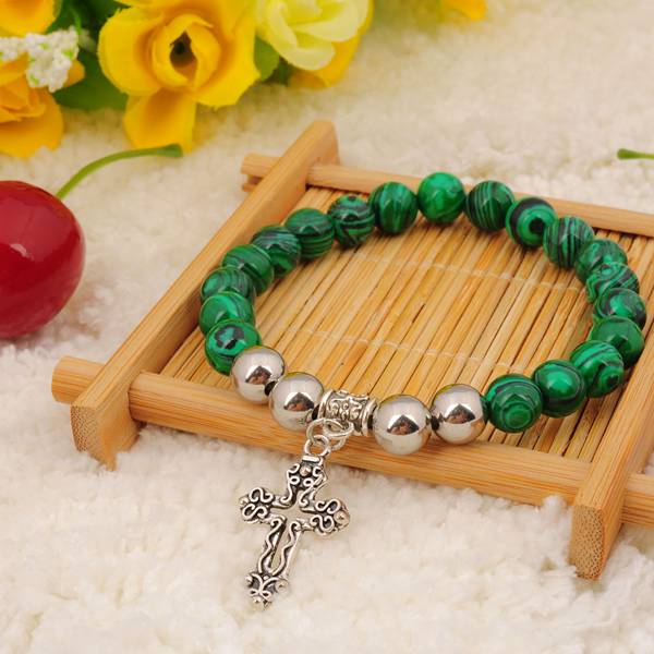 Bracelet en malachite naturelle avec pendentifs en alliage