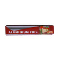 Rollo de papel de aluminio en la cocina para envases de alimentos.