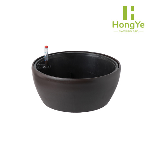 Elegante maceta de plástico con riego automático, color marrón oscuro