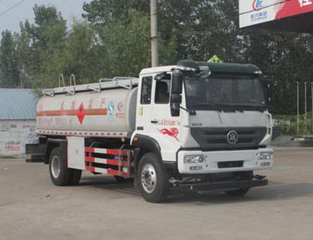 SINOTRUCK 4X2 14CBM عربات الوقود المستعملة للتزود بالوقود