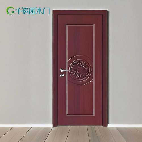 Drzwi wewnętrzne z czerwonego drewna z rzeźbionymi detalami