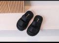 Due pantofole di sandalo a scorrimento del cinghia PU per bambino