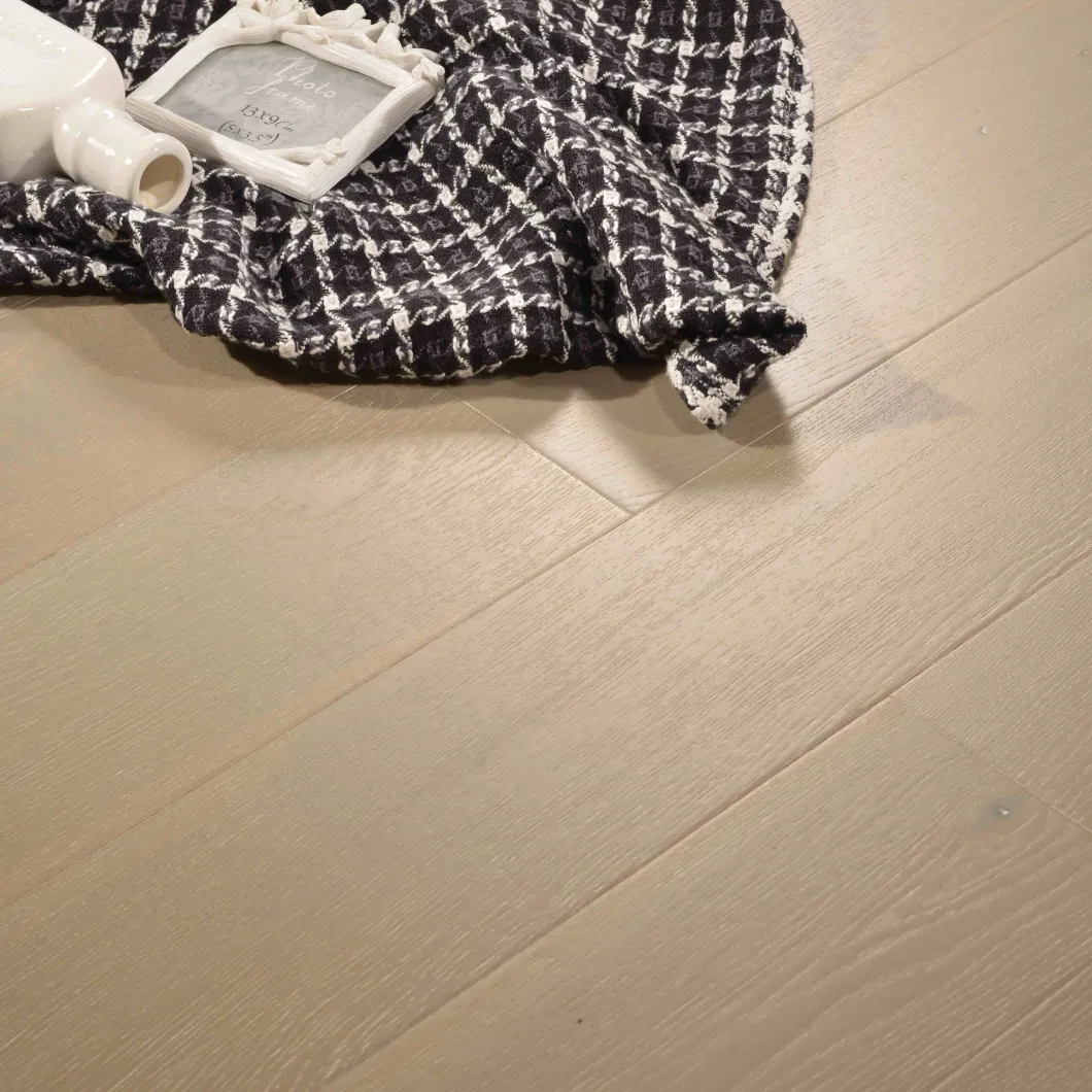 Plancher en bois de parquet en bois de chêne propre et confortable