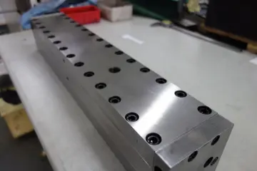 Melt blown spinneret for three dimensional mask Nonwovens